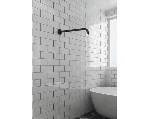 Koupelna s obkladačkami metra, vanou a sprchovým ramenem