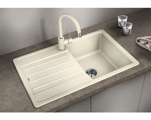 Dřez s odkapávací plochou a směšovací baterií na kuchyňské lince