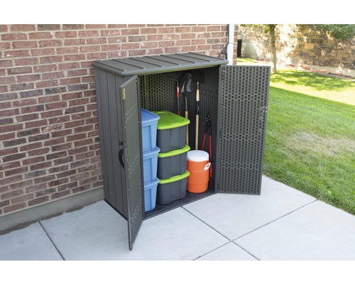 Zahradní skříň s otevřenými dveřmi a různými předměty