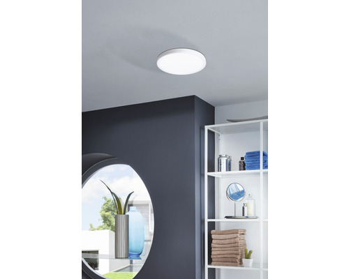 Kulaté stropní svítidlo v koupelně