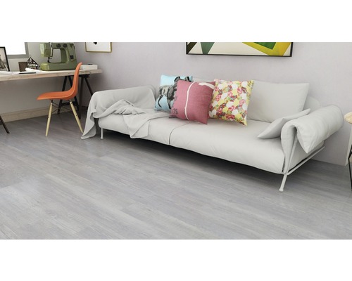 Obývací pokoj se světle dřevěnou podlahou, pohovkou a psacím stolem