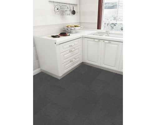 Kuchyňská scéna s bílými skříňkami a tmavou podlahou