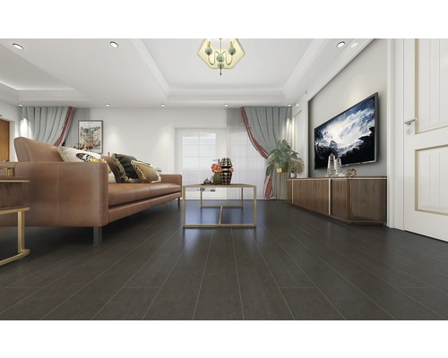 Obývací pokoj s hnědou pohovkou, konferenčním stolkem a tmavou laminátovou podlahou.