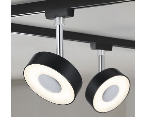 Dva černé LED kolejnicové reflektory na kolejnici