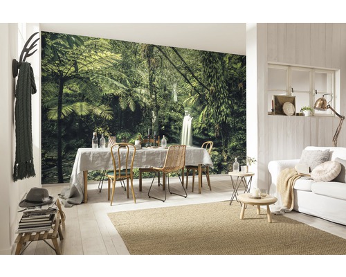 Obývací pokoj s fototapetou s motivem džungle, jídelní stůl a posezení