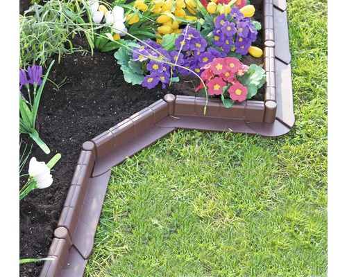 Plastový obrubník v zahradě s květinami a trávníkem