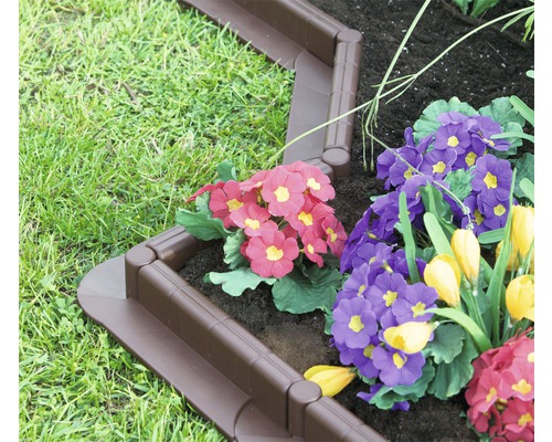 Plastový obrubník s květinami