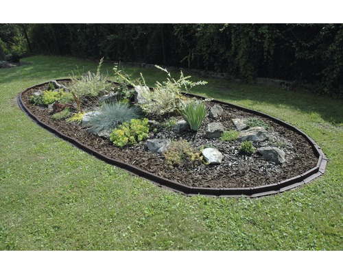 Záhon s rostlinami, kameny a lemem trávníku