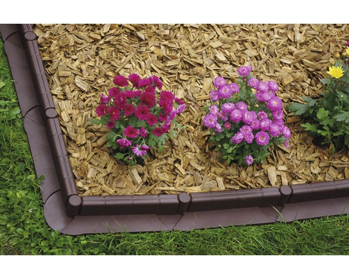 Zahradní scéna s obrubou záhonu, mulčovací kůrou a květinami