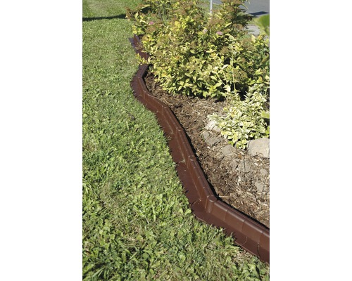 Zahrada s trávníkem a hnědým okrajníkem trávníku