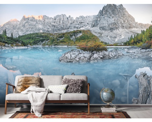 Foto tapeta s motivem horského jezera za pohovkou a globusem