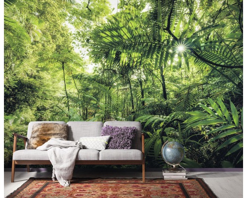Obývací pokoj s fototapetou džungle, pohovkou, globusem a kobercem pro tropickou atmosféru