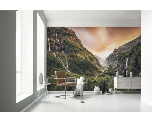 Světlá místnost s fototapetou zelené hory s vodopády