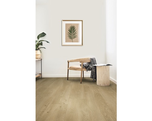 Interiér se světle hnědou dřevěnou podlahou, židlí a dekorací