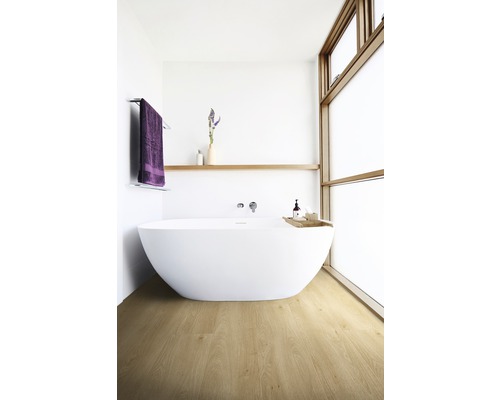 Světlá koupelna s volně stojící vanou, dřevěnou policí a dřevěnou podlahou