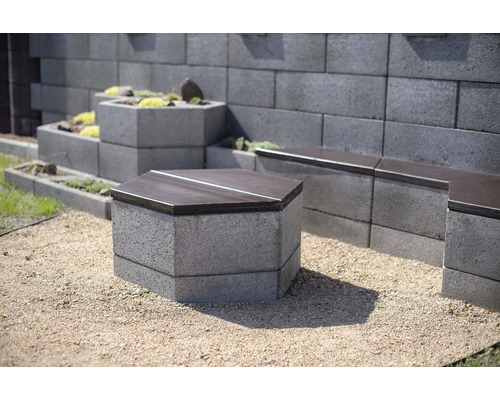 Venkovní scéna se sezením z betonových bloků a dřevěných prvků v zahradě