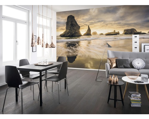 Obývací pokoj s fototapetou pobřežní krajiny, jídelním stolem a pohovkou.