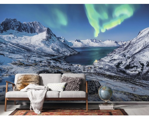 Tapeta s horskou krajinou, jezerem a polární září za pohovkou