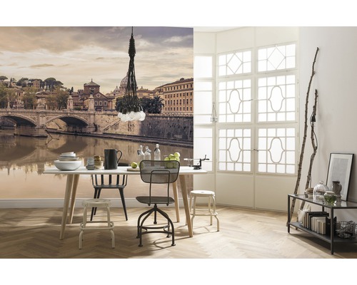 Obývací pokoj s fototapetou, jídelním stolem a židlemi