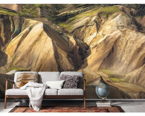 Foto tapeta s horskou krajinou za obývacím pokojem s pohovkou