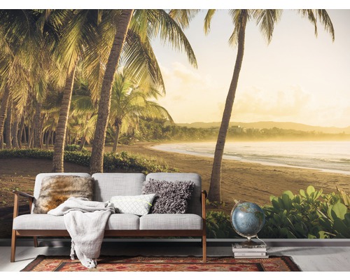 Obývací pokoj s fototapetou zobrazující tropickou pláž s palmami