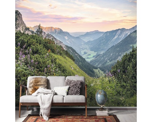 Fototapeta s motivem horské krajiny za pohovkou