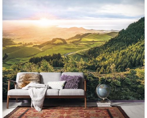 Foto tapeta s motivem krajiny za pohovkou a glóbusem