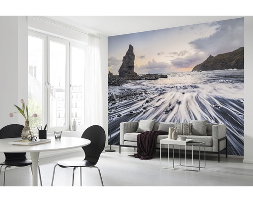 Obývací pokoj s fototapetou pobřežní krajiny se skalami a mořem
