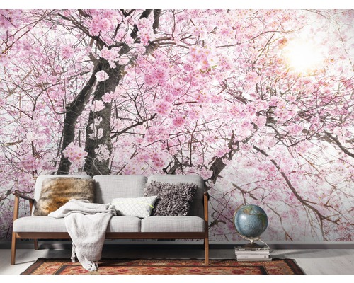 Obývací pokoj s fototapetou s motivem třešňových květů, pohovka, glóbus a koberec