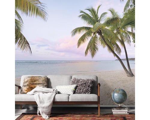 Obývací pokoj s fototapetou s motivem pláže, pohovkou a dekoracemi