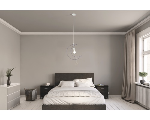 Ložnice s postelí a závěsnou lampou ve tvaru měsíce