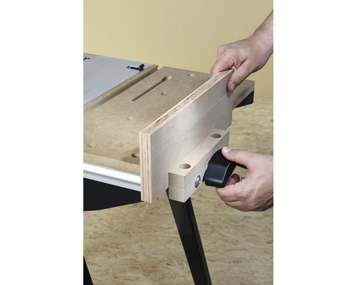 Pracovní stůl s vloženou zarážkou obrobku