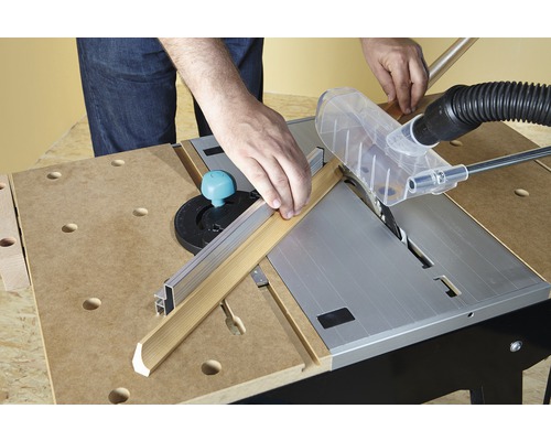 Pokosová pila v provozu s dřevěnou lištou