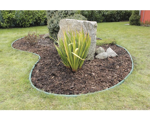 Zahradní scéna s trávníkem, mulčovací kůrou a obrubou záhonu