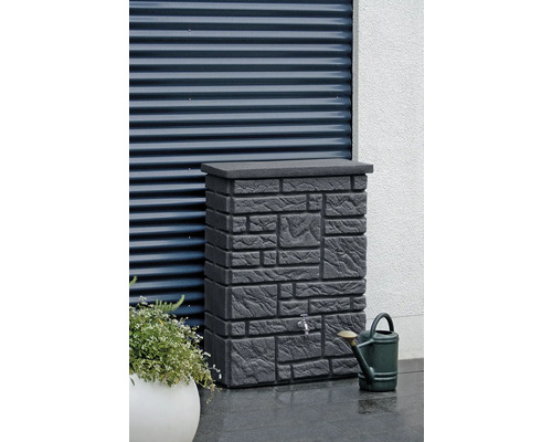 Nádrž na dešťovou vodu se vzhledem kamene s kohoutkem a konví