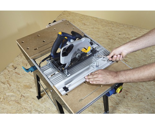 Kotoučová pila na řezacím stole s osobou provádějící úpravu