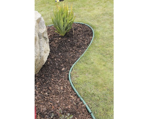 Zahradní scéna s kamenem, rostlinou, mulčem a obrubníkem