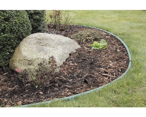 Zahradní scéna s obrubníkem, mulčem a kamenem