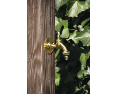 Mosazný zahradní kohoutek na dřevěné stěně