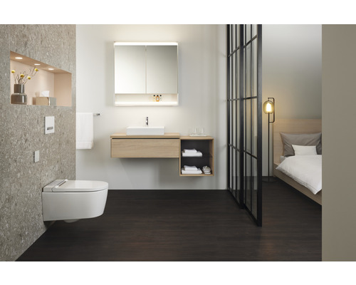 Světlá koupelna s toaletou, umyvadlem a zrcadlem