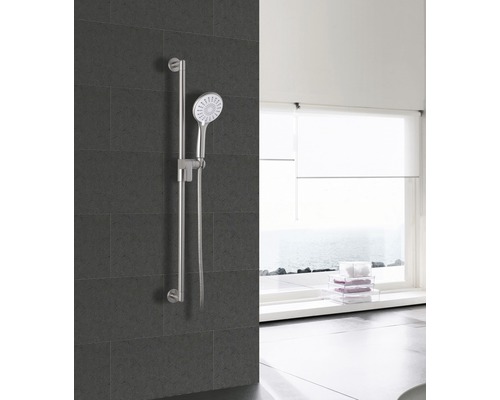 Sprchový set s tyčí na obkládané stěně v koupelně
