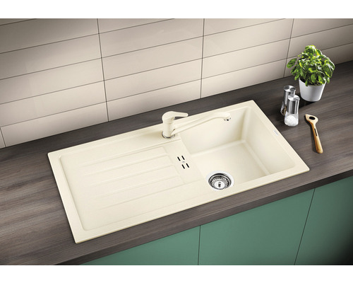 Dřez s odkapávací plochou a baterií na pracovní desce