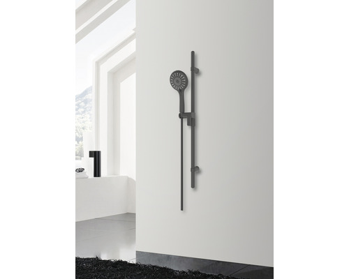 Sprchový set s tyčí na stěně koupelny