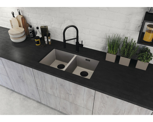 Dvojitý dřez s vodovodní baterií v moderní kuchyni