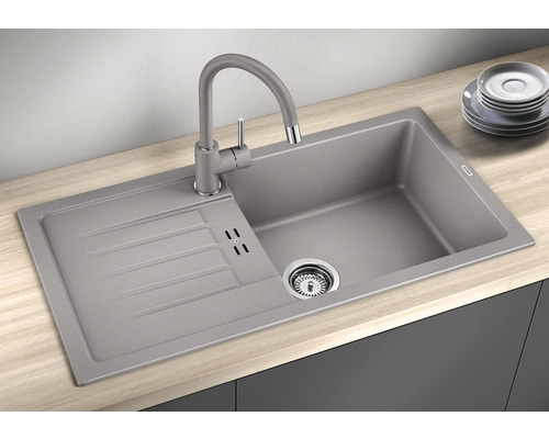 Dřez s odkapávací plochou a vodovodní baterií na kuchyňské lince