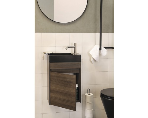 Koupelna s umyvadlovou skříňkou, baterií, zrcadlem a toaletou