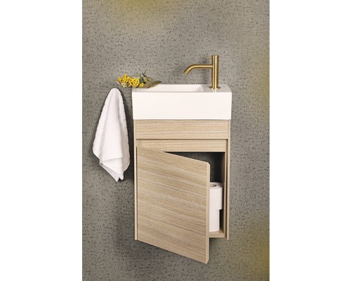 Závěsné umyvadlo s otevřenými dvířky, ručníkem a zlatou armaturou