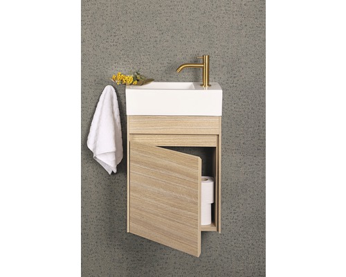 Malé umyvadlo s otevřenou dřevěnou skříňkou, ručníkem a armaturou