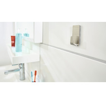 Nerezový věšák na oblečení v koupelně