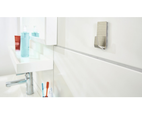 Nerezový věšák na oblečení v koupelně